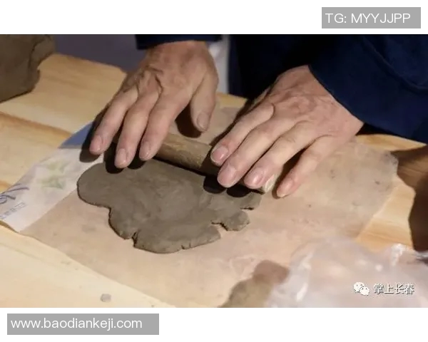 捏泥人足球明星教程让你轻松打造个性化球员形象的创意手工指南