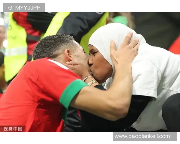 足球明星与妻子甜蜜亲吻瞬间展现幸福生活的温馨画面 足球明星与妻子甜蜜亲吻瞬间展现幸福生活的温馨画面